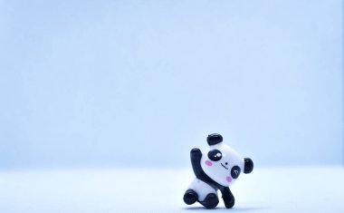 Siyah arka planda izole edilmiş küçük panda porseleni biblosu