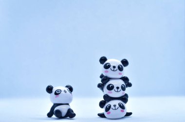 Siyah arka planda izole edilmiş küçük panda porselenleri.