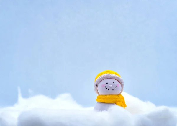 Turystyka Koncepcja Podróży Miniaturowy Bałwan Stojący Samotnie Śniegu Zimowym — Zdjęcie stockowe