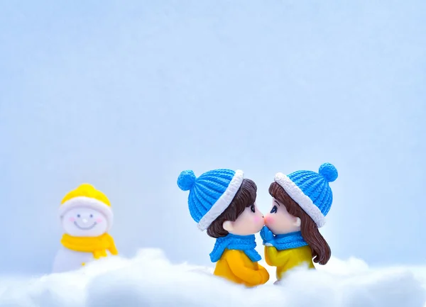 Turystyka Koncepcja Podróży Miniaturowi Ludzie Całujący Się Zimowym Śniegu Małym — Zdjęcie stockowe