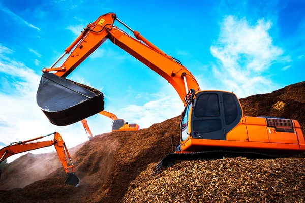 Backhoe Staat Een Grote Stapel Houtsnippers Die Truck Laden Houtspaanders — Stockfoto