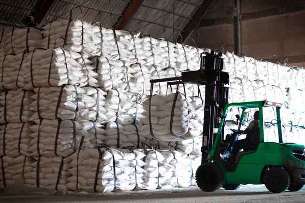 叉车将糖袋堆放在仓库内 糖仓操作 进出口农产品的储存和物流 — 图库照片