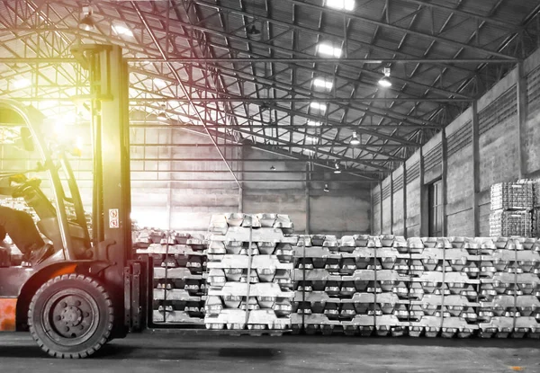 Pakiet Wózka Widłowego Aluminiowym Wlewem Magazynie Magazyn Dystrybucyjny Logistyka Surowców — Zdjęcie stockowe
