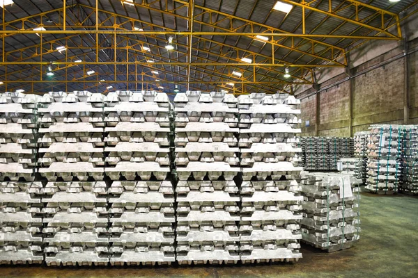 铝锭条堆放在仓库中 供工厂使用 分配仓库和工业原材料物流 — 图库照片