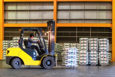 Forklift, Alüminyum Ingot 'u ihracat için konteynıra dolduruyor. Dağıtım, Lojistik İthalat, Depo, Ticaret, Sevkiyat, Teslimat konsepti.