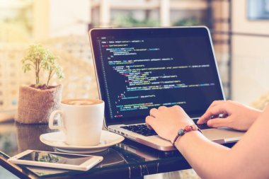HTML Kodunun Yeni Satırlarını Yazan Programcı. Laptop ve Hand Closeup. Çalışma zamanı. Web Tasarım İş ve Web Geliştirme Konsepti. Rahatlatıcı bir ortam. Bağımsız çalışma. Tüm Cinsiyetler için programlama.