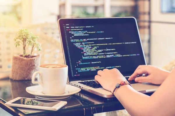 HTML Kodunun Yeni Satırlarını Yazan Programcı. Laptop ve Hand Closeup. Çalışma zamanı. Web Tasarım İş ve Web Geliştirme Konsepti. Rahatlatıcı bir ortam. Bağımsız çalışma. Tüm Cinsiyetler için programlama.