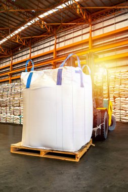 İthalat için konteynıra doldurmak için büyük boy şeker torbası. Dağıtım, Lojistik İthalat, Depo, Ticaret, Sevkiyat, Teslimat konsepti.