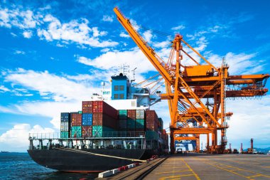 Limanda çalışan büyük bir gemi, büyük bir konteyner gemisi yükleniyor ve konteynır kargosu boşaltılıyor. Konteynır port terminal işlemleri.