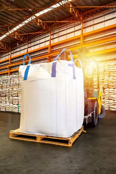 İthalat için konteynıra doldurmak için büyük boy şeker torbası. Dağıtım, Lojistik İthalat, Depo, Ticaret, Sevkiyat, Teslimat konsepti.