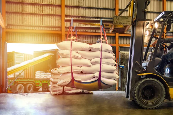 Forklift, şeker torbasını ihracat için konteynıra dolduruyor. Dağıtım, Lojistik İthalat, Depo, Ticaret, Sevkiyat, Teslimat konsepti.