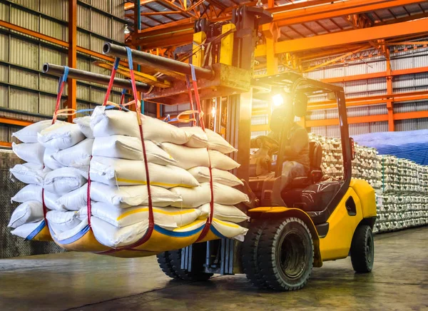  Forklift, şeker torbasını ihracat için konteynıra dolduruyor. Dağıtım, Lojistik İthalat, Depo, Ticaret, Sevkiyat, Teslimat konsepti.