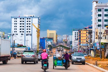 Sihanoukville, Kamboçya- 06 Temmuz 2020: Coronavirus salgını sırasında şehir yolunda trafik vardı. Yol boyunca yüksek binalar inşa ediliyor..