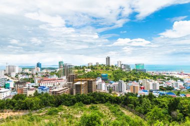 Sihanoukville, Kamboçya- 06 Temmuz 2020: yüksek açılı şehir manzarası ve inşaat halindeki yüksek binalar. Çin yatırımından hızlı büyüyen ekonomi.