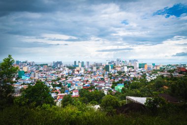 Sihanoukville, Kamboçya- 06 Temmuz 2020: yüksek açılı şehir manzarası ve inşaat halindeki yüksek binalar. Çin yatırımından hızlı büyüyen ekonomi.