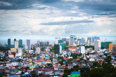 Sihanoukville, Kamboçya- 06 Temmuz 2020: yüksek açılı şehir manzarası ve inşaat halindeki yüksek binalar. Çin yatırımından hızlı büyüyen ekonomi.