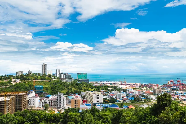 Sihanoukville, Kamboçya- 06 Temmuz 2020: yüksek açılı şehir manzarası ve inşaat halindeki yüksek binalar. Çin yatırımından hızlı büyüyen ekonomi.