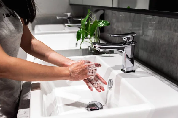 Wanita Asia Muda Mencuci Tangan Dengan Sabun Keran Pencegahan Coronavirus — Stok Foto