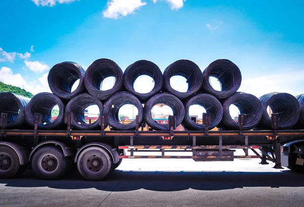 Spoelen Van Stalen Walsdraad Vrachtwagen Aanhangwagen Bij Industriële Zone Vrachtwagen — Stockfoto