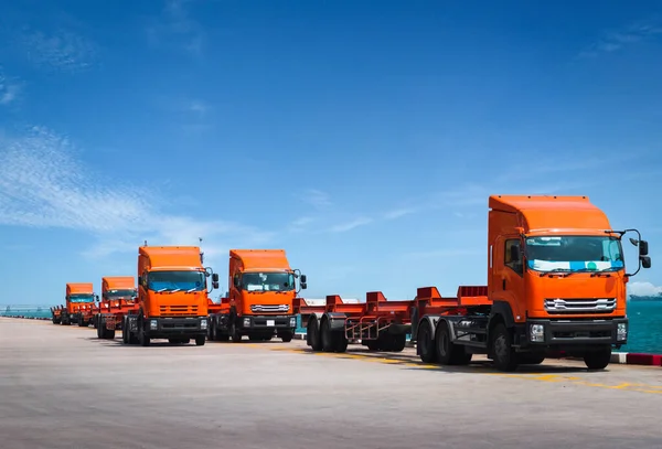 Vloot Van Vrachtwagens Aanhangwagen Wachten Containers Plukken Steiger Haven Container — Stockfoto