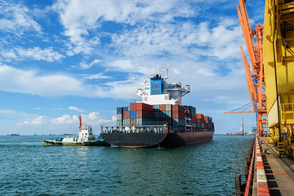 Navio Porta Contentores Atracado Num Porto Industrial Rebocador Empurrar Grande — Fotografia de Stock