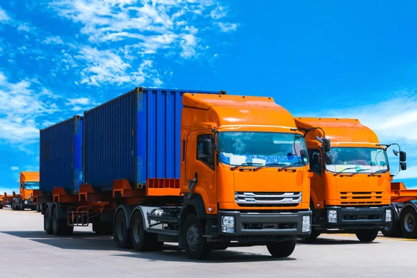 Vrachtwagen Aanhanger Lading Met Twee Twintig Voet Containers Leveren Aan — Stockfoto