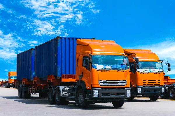 Vrachtwagen Aanhanger Lading Met Twee Twintig Voet Containers Leveren Aan — Stockfoto