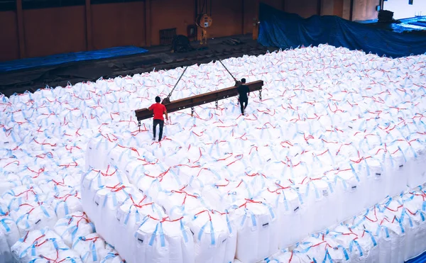 Trabalhadores Descarregando Sacos Gigantes Tapioca Caminhão Para Armazém Armazenamento Carga — Fotografia de Stock