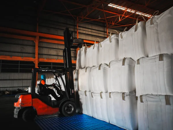 Ambara büyük boy muhallebi ambalajı taşıyan bir forklift. Toptan şeker kargo torbaları..