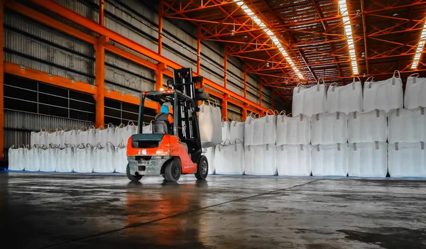 Ambara büyük boy muhallebi ambalajı taşıyan bir forklift. Toptan şeker kargo torbaları..