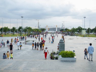 Phnom Penh, Kamboçya-26 Temmuz 2020: Coronavirus vakaları ülkede düşük seyrederken insanlar Win Win Anıt Parkı 'nı ziyaret etmeye geliyor. 