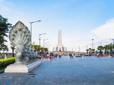 Phnom Penh, Kamboçya-26 Temmuz 2020: Coronavirus vakaları ülkede düşük seyrederken insanlar Win Win Anıt Parkı 'nı ziyaret etmeye geliyor. 