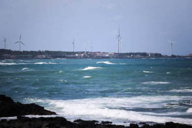 Güney Kore Jeju Adası açıklarında elektrik üretimi için rüzgar türbini.