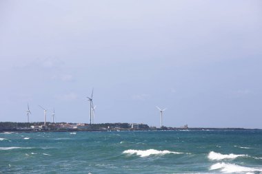 Güney Kore Jeju Adası açıklarında elektrik üretimi için rüzgar türbini.