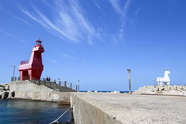 Jeju Güney Kore 'nin kuzeyindeki Iho Tewoo sahilindeki Iho Deniz Feneri.