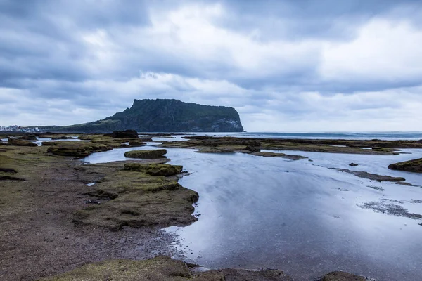 Seongsan Ilchulbong güzel volkan adası Jeju 'nun doğusundaki Güney Kore Asya' dan yükseliyor.