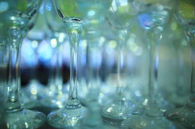 Şampanya kadehlerinin makro şeffaf perspektifine sahip arka plan