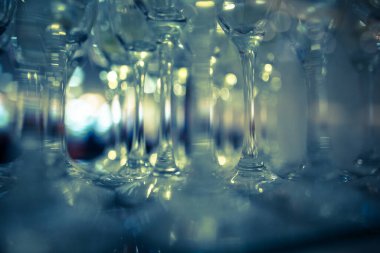 Şampanya kadehlerinin makro şeffaf perspektifine sahip arka plan