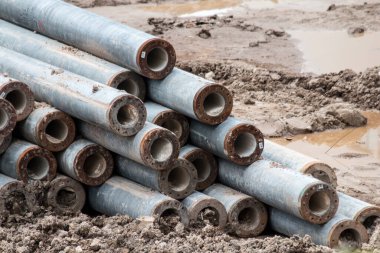 Ağır makineli ekipman inşaat malzemeleriyle inşaat alanı aç 