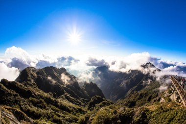 Varış yeri manzarası Fansipan Sapa Dağı 'nın tepesinde Vietnam Asya nam-ı diğer Hindiçin Çatı.