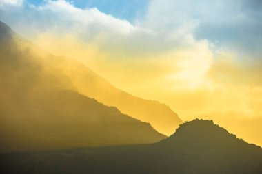 Sabahın erken saatlerinde Kuzey Vietnam 'daki Sapa Lao Cai' de dağ katmanları.