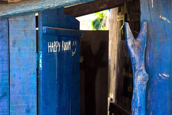 Traditional outdoor wooden toilet shed painted in blue commonly called happy room in rural Vietnam — Stock Image Traditional Outdoor Wooden Toilet Shed Painted Blue Commonly Called Happy Stock Picture