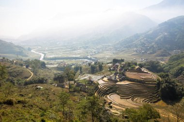 Gün doğumu gün batımı alacakaranlık tepe tarafı güzel Sapa Vietnam manzarası.