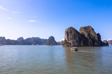 Kuzey Vietnam 'daki Unesco Kalesi. Zümrüt suları ve yağmur ormanlarıyla kaplı yüksek kireçtaşı adalarıyla tanınıyor.