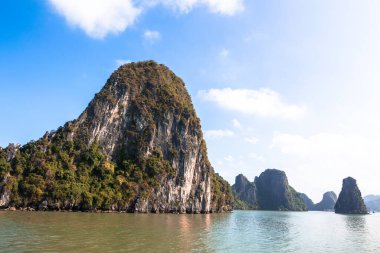 Kuzey Vietnam 'daki Unesco Kalesi. Zümrüt suları ve yağmur ormanlarıyla kaplı yüksek kireçtaşı adalarıyla tanınıyor.