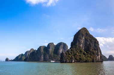 Kuzey Vietnam 'daki Unesco Kalesi. Zümrüt suları ve yağmur ormanlarıyla kaplı yüksek kireçtaşı adalarıyla tanınıyor.