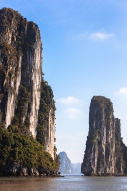 Kuzey Vietnam 'daki Unesco Kalesi. Zümrüt suları ve yağmur ormanlarıyla kaplı yüksek kireçtaşı adalarıyla tanınıyor.