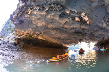 Thien Cung Mağarası, Halong Körfezi Hindiçini 'nde karmaşık sarkıt ve dikit oluşumlarıyla doğal mağaralara yayılıyor.