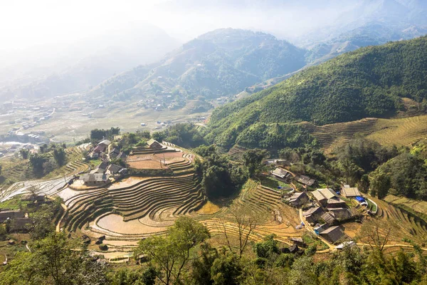 Gün doğumu gün batımı alacakaranlık tepe tarafı güzel Sapa Vietnam manzarası.