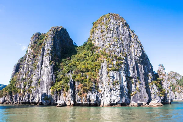 Kuzey Vietnam 'daki Unesco Kalesi. Zümrüt suları ve yağmur ormanlarıyla kaplı yüksek kireçtaşı adalarıyla tanınıyor.